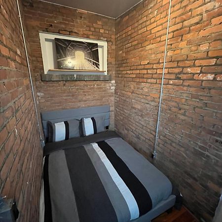 2 Bedroom Stylist Apartment Детройт Екстериор снимка