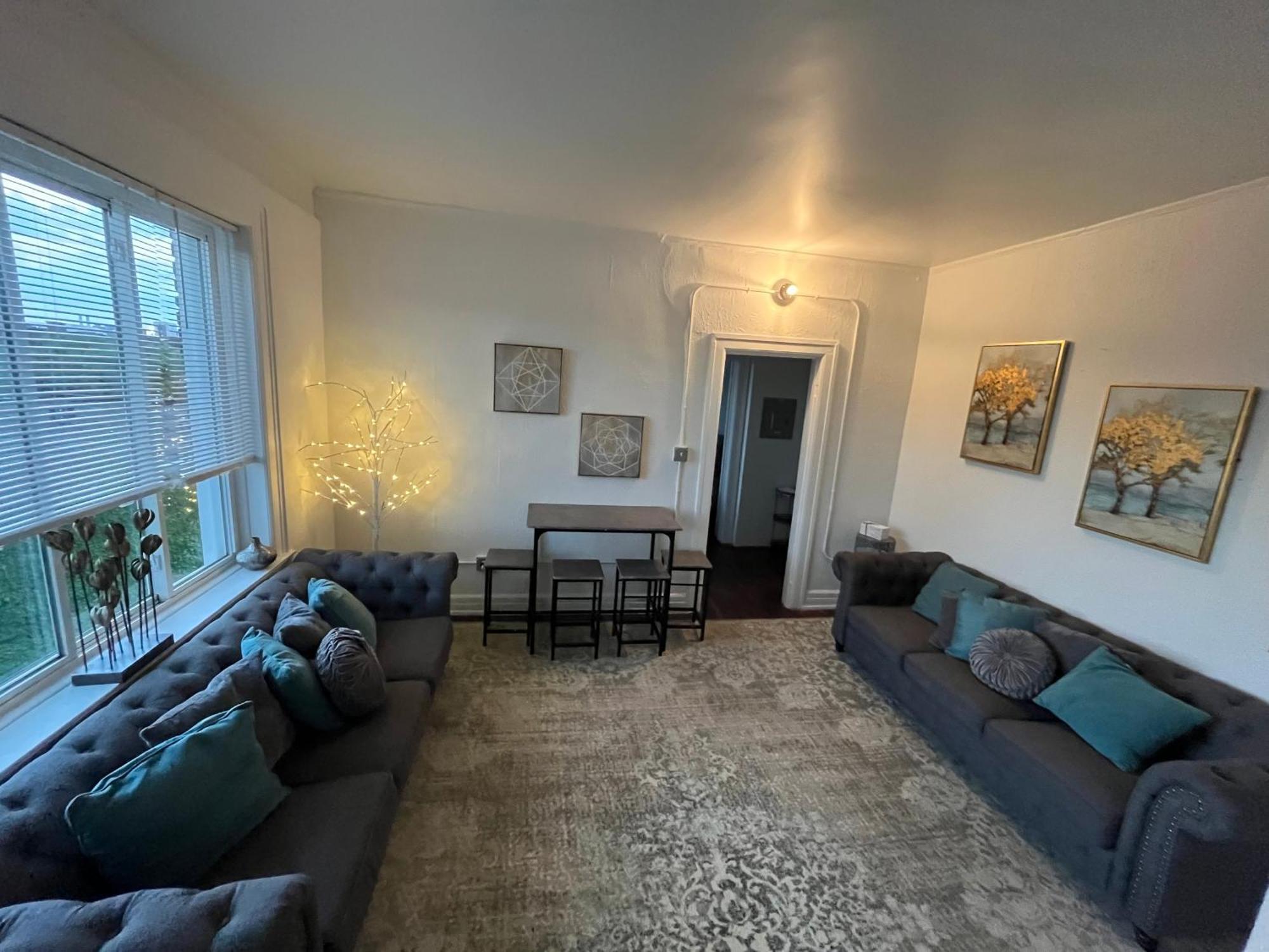 2 Bedroom Stylist Apartment Детройт Екстериор снимка