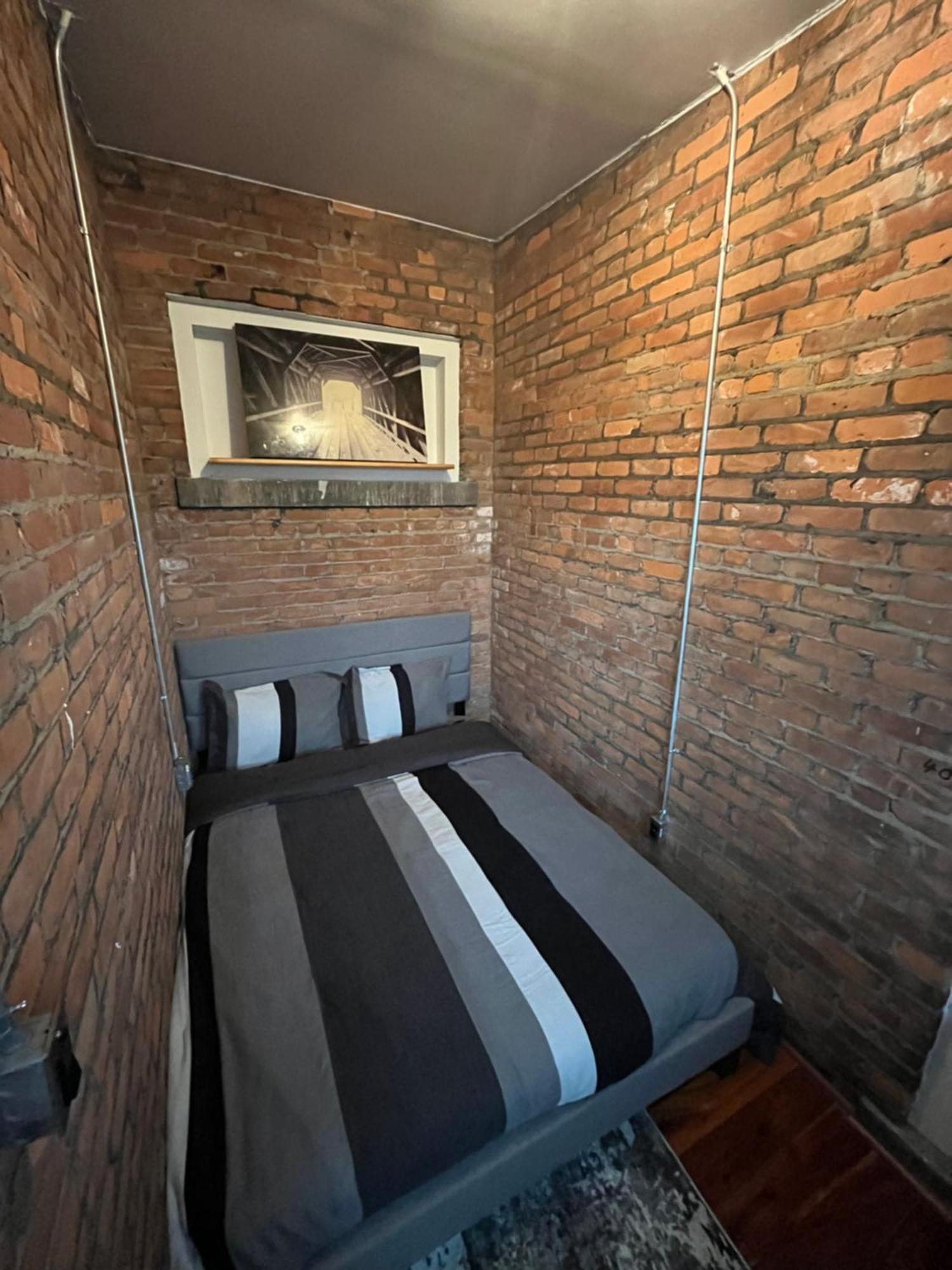 2 Bedroom Stylist Apartment Детройт Екстериор снимка